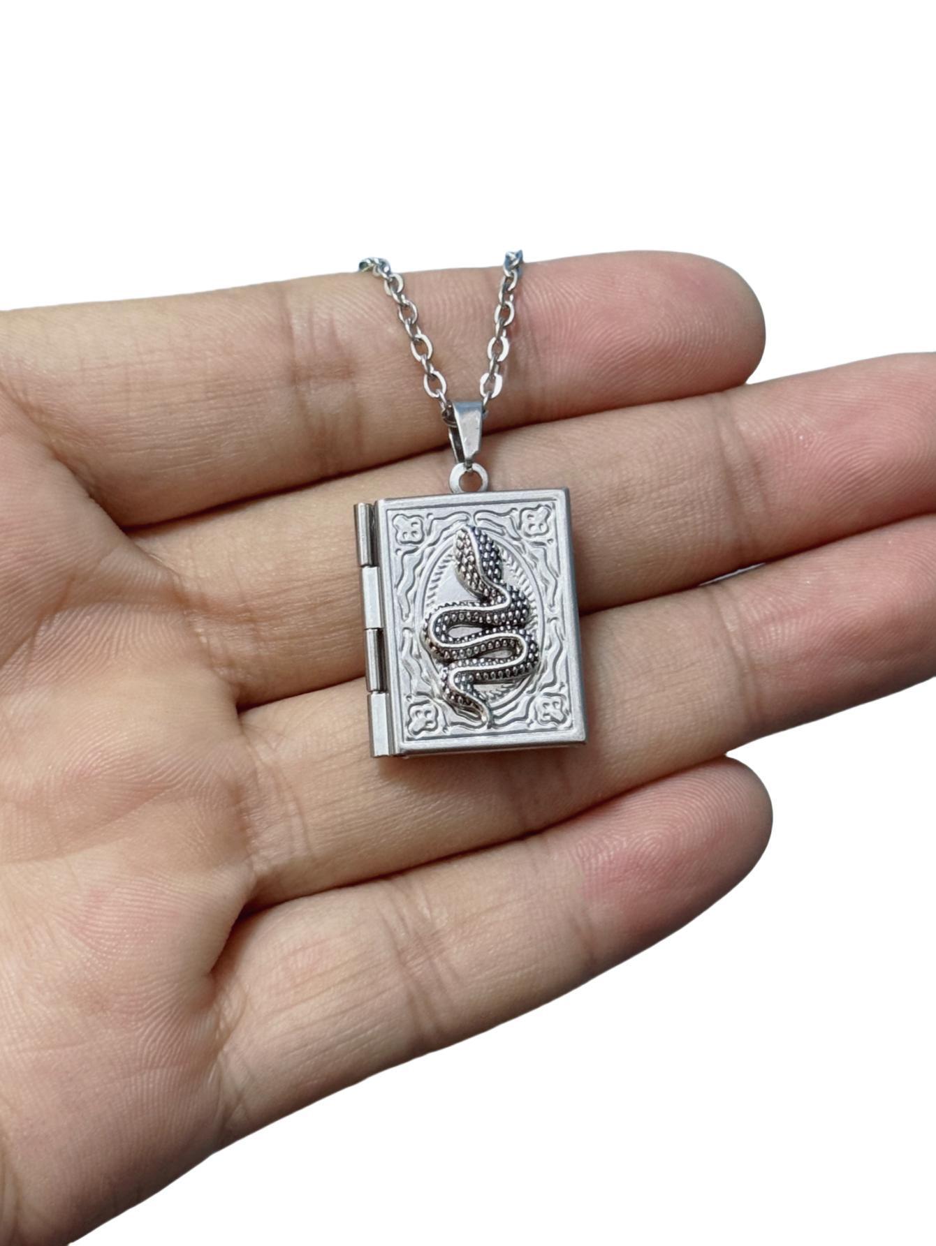 Gothic Book Animal Necklace, P - đánh giá và giá Vintage Fashion Books