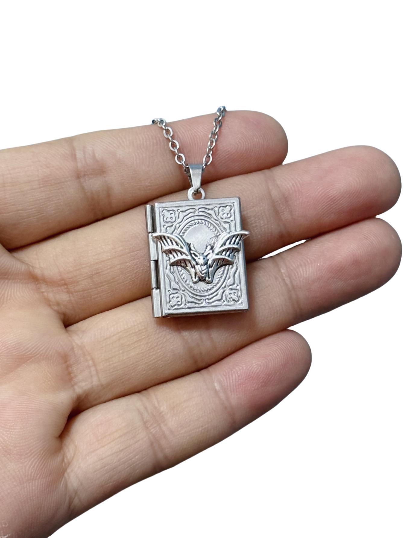 Gothic Book Animal Necklace, P - đánh giá và giá Vintage Fashion Books